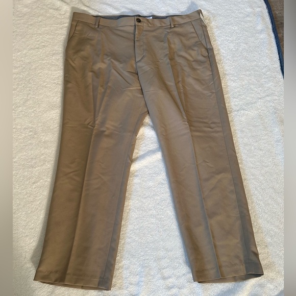 Men's Classic-Fit Wrinkle-Resistant Pleated Chino Pant size 42w x 29L - Picture 3 of 9